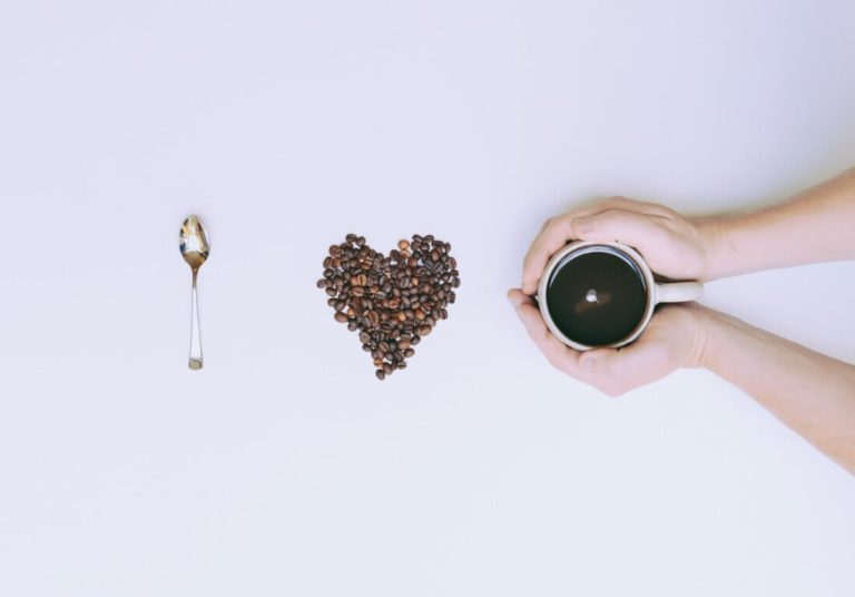Filiżanka kawy od serca: Czy kawa podnosi ciśnienie?