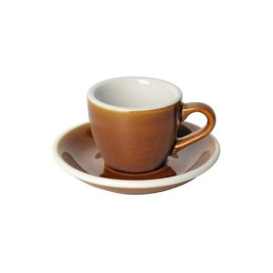 Brązowa ceramiczna filiżanka do espresso z pasującym spodkiem, ustawiona na prostym białym tle. kubek posiada widoczny uchwyt po prawej stronie.