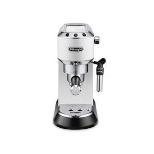 Używany biały ekspres do kawy DeLonghi Dedica Style EC 685.W ESE z przednim panelem sterowania, pojedynczą wylewką i dyszą parową po prawej stronie. Ten elegancki, kompaktowy ekspres kolbowy ma logo De'Longhi widoczne na środku.